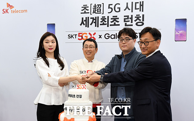 SK텔레콤 5G 개통 행사에 참석한 김연아 전 피겨스케이팅 선수, 유영상 SK텔레콤 부사장, 현장 1호 개통 고객 이유건 씨, 윤남호 삼성전자 한국총괄 IT·모바일영업 1그룹장(왼쪽부터)이 5G 개통 기념 케이크를 자르고 있다. /임영무 기자