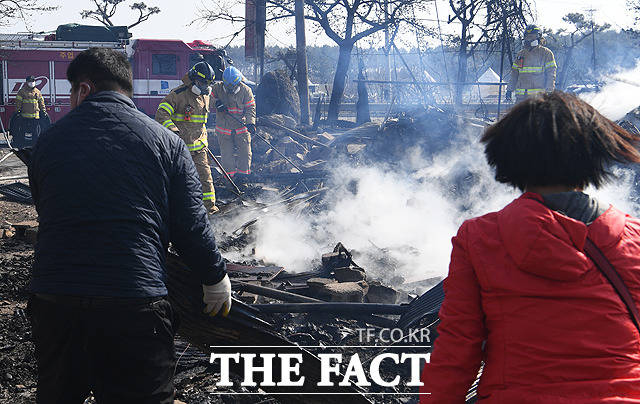 지난 밤 고성에서 시작된 산불이 이어지고 있는 5일 오전 강원도 속초시 교동 인근의 민가에서 소방관들이 잔불 진화 작업을 펼치고 있다. 산불로 인한 피해 지원을 위해 금융권에서도 지원에 나섰다. /고성=임세준 기자