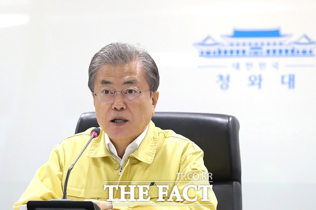 문재인 대통령이 5일 오전 청와대 국가위기관리센터에서 강원 지역 산불 상황과 관련해 행정안전부, 국방부, 소방청 등 관계기관으로부터 상황보고를 받은 후 지시사항을 전달하고 있다. /청와대 제공