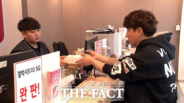 LG유플러스는 세계 최초 5G 스마트폰 갤럭시S10 5G 출시 당일인 5일 오후 6시 기준으로 초기 물량을 모두 판매했다고 밝혔다. /LG유플러스 제공