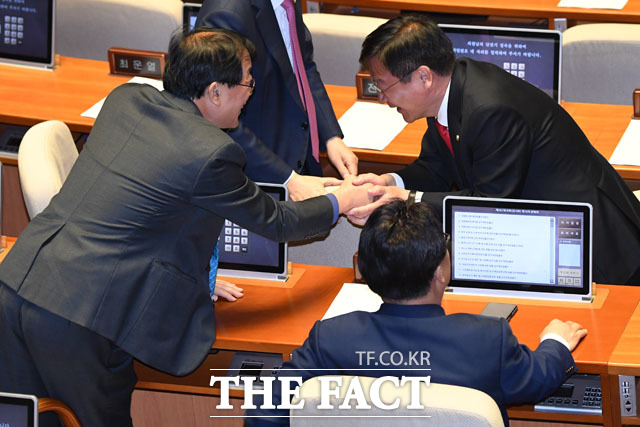 의원들과 인사나누는 정점식 의원