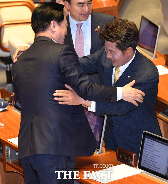 김두관 의원(왼쪽)과 포옹하는 여영국 의원