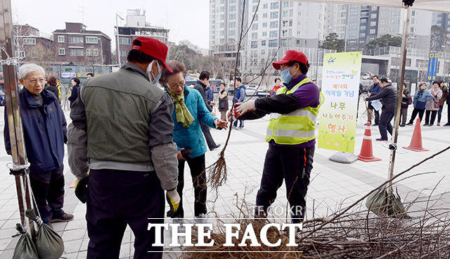 더 좋은 나무를 위해 꼼꼼하게 확인하는 시민들!