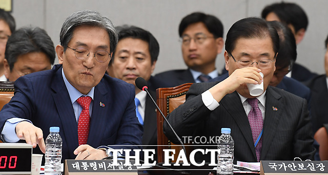 정의용(오른쪽) 청와대 안보실장은 화재대응 3단계가 발령되고도 약 1시간 뒤 국회를 떠날 수 있었다. /이새롬 기자