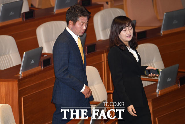 본회의장 자리 안내받는 여영국 정의당 의원