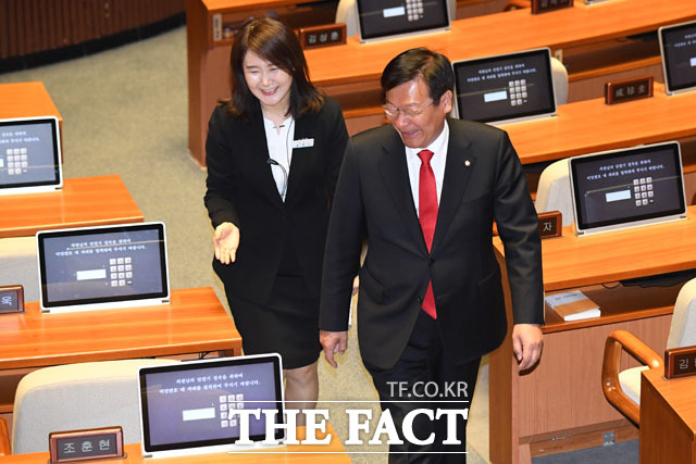 웃으며 자리로 향하는 정점식 자유한국당 의원