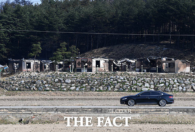 지난 5일 오전 강원도 속초시 교동 인근의 마을이 화마가 휩쓸고 지나간 뒤 잿더미로 변해있다. /속초=배정한 기자