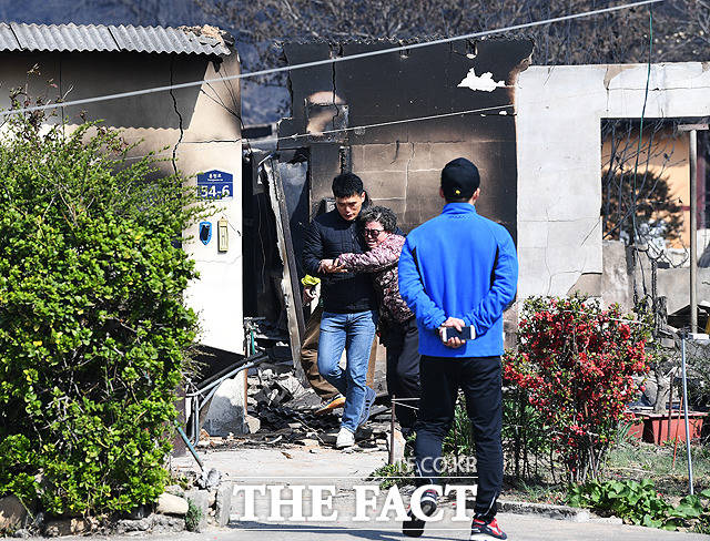 지난 밤 고성에서 시작된 산불이 이어지고 있는 5일 오전 강원도 속초시 교동 인근의 한 마을에서 주민이 전소한 집을 나서며 오열을 하고 있다. / 속초=배정한 기자