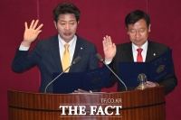 [TF포토] 선서하는 여영국-정점식 의원