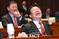 [TF포토] 정점식, '감출 수 없는 국회 입성의 기쁨!'