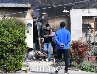 [TF포토] 하룻밤 산불에 전쟁터로 변한 속초, '오열하는 피해 주민'