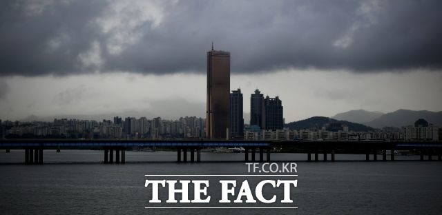 7일 남부 지방을 중심으로 봄비가 내리겠다. 미세먼지 농도는 호남권·부산·울산·경남·제주권에서 나쁨 수준을 보이겠다. /더팩트 DB