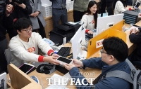  [TF비즈토크] 한국 '세계 최초' 5G 상용화...2시간 늦은 미국은 '딴지'