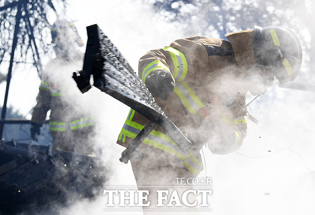 5일 오전 강원도 속초시 교동 인근의 민가에서 소방관들이 잔불 진화 작업을 펼치고 있다. 진화 작업이 막바지에 들어가며 소방공무원의 국가직 전환 논의가 또다시 부각되고 있다. /속초=배정한 기자