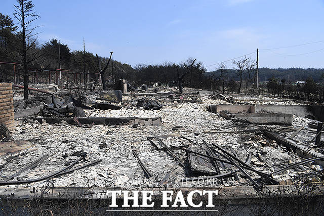 롯데그룹이 강원도 산불 피해 심각성을 고려, 피해지역의 복구와 이재민 지원을 위해 사회복지공동모금회를 통해 4억 원을 추가로 기탁한다고 7일 밝혔다. /고성=배정한 기자