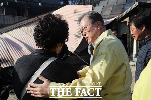 문재인 대통령은 7일 강원도 대형 산불과 관련해 국민들의 적극적인 대응에 감동했다고 밝혔다. 5일 오후 강원도 속초시 장천마을을 방문해 산불 피해 이재민을 위로하는 문 대통령. /청와대 제공