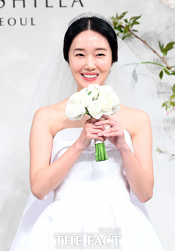 7일 오후 서울 중구 신라호텔에서 결혼식을 앞둔 배우 이정현이 기자회견에 참석해 포즈를 취하고 있다. /이동률 기자