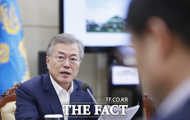 문재인 대통령이 8일 박영선 중소벤처기업부 장관 후보자와 김연철 통일부 장관 후보자에 대한 임명안을 재가했다고 청와대는 밝혔다. /청와대 제공