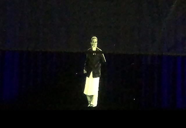 KT가 선보인 홀로그램 기술을 통해 5G 테크 콘서트 무대에 독립운동가 이상룡 선생이 등장했다. /KT 제공