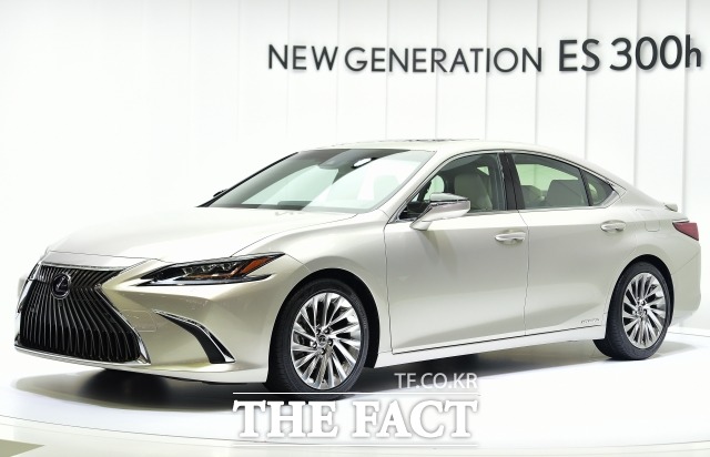올 1분기 렉서스는 4187대가 판매된 가운데 ES300h는 절반이 넘는 2847대를 차지했다. 사진은 지난해 부산국제모터쇼에서 소개된 렉서스 ES300h. /더팩트 DB