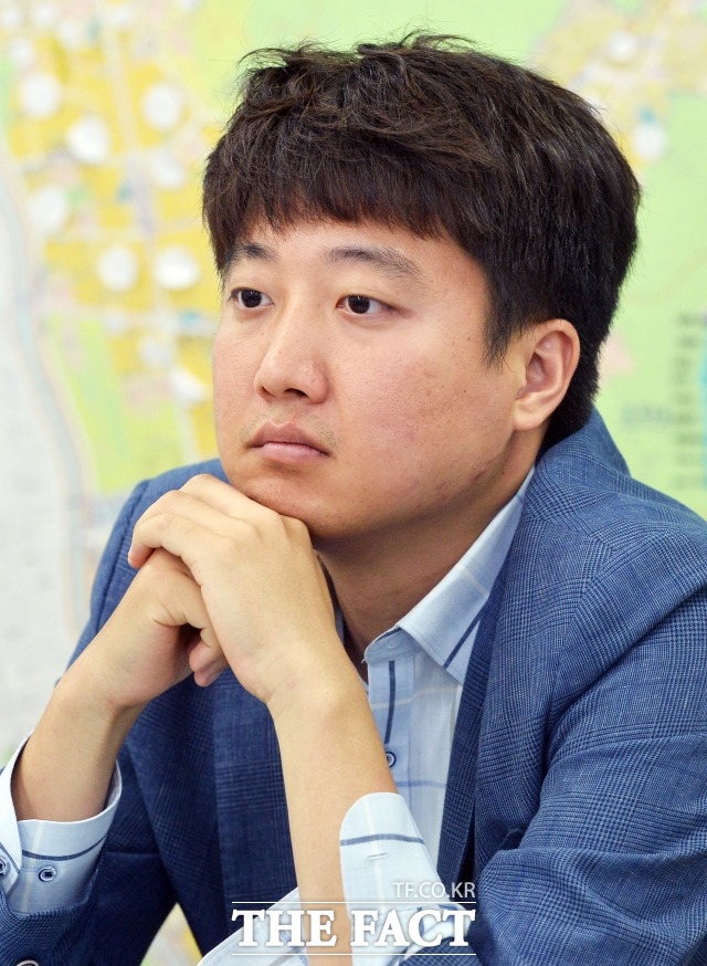 이준석 최고위원은 손학규 대표를 비판하며 최고위원회의 보이콧을 시작했다. 그는 자꾸 당 지도부를 쫓아낸다고 하시는데 저희가 지도부다. 지도부가 결단을 촉구하는 것이기 때문에 지도부를 흔들려는 계략이라고 하는 것도 웃기고, 바른정당과 국민의당의 갈등으로 보기도 어렵다고 주장했다. /이동률 기자