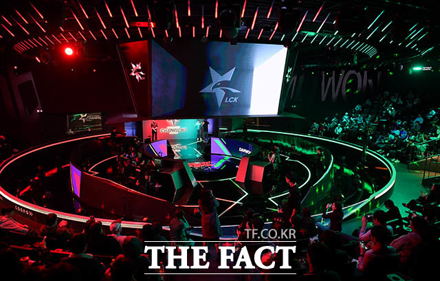 라이엇게임즈가 2019 스무살우리 리그오브레전드 챔피언스 코리아 스프링 결승전 대진이 확정됐다고 밝혔다. 사진은 지난 3일 열린 올해 포스트시즌 개막전 모습 /청진동=김세정 기자