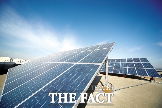 중국 정부가 미세먼지 저감 대책의 일환으로 석탄발전 비중을 줄이고 태양광 설치 누계목표를 상향 조정할 움직임을 보이자 한화케미칼·OCI 등 국내 태양광업체의 기대감이 높아지고 있다. 다만 한화케미칼과 OCI의 지난해 실적 부진 주범으로 지목된 폴리실리콘 가격은 공급과잉에 따라 여전히 약세가 이어질 것이라는 목소리도 나온다. /더팩트DB