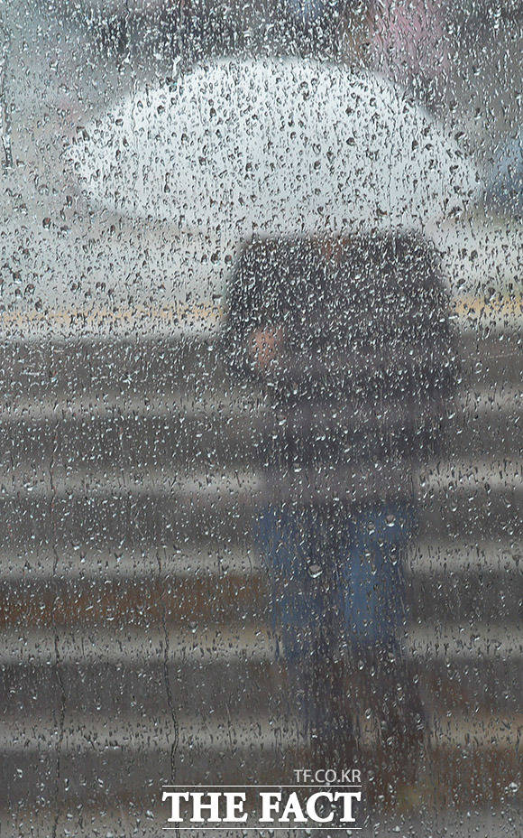 수요일인 10일, 전국적으로 비가 내리다 오전에 그치겠다. 이후 기온이 떨어져 쌀쌀해질 전망이다. / 더팩트DB