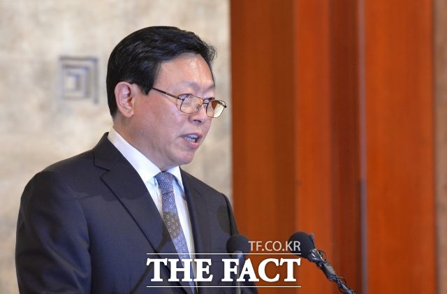 롯데그룹이 10일 여성가족부와 잠실 롯데월드타워 롯데 시그니엘 서울에서 우수한 여성 인력을 고위직까지 성장시키기 위한 실천과제를 담은 자율협약을 체결한다고 밝혔다. 신동빈 롯데그룹 회장 /더팩트 DB