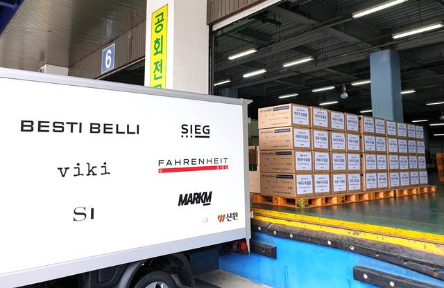 의류 업체 신원이 산불로 피해 입은 이재민을 위해 1억 2000만 원 상당의 의류를 지원한다. /신원 제공