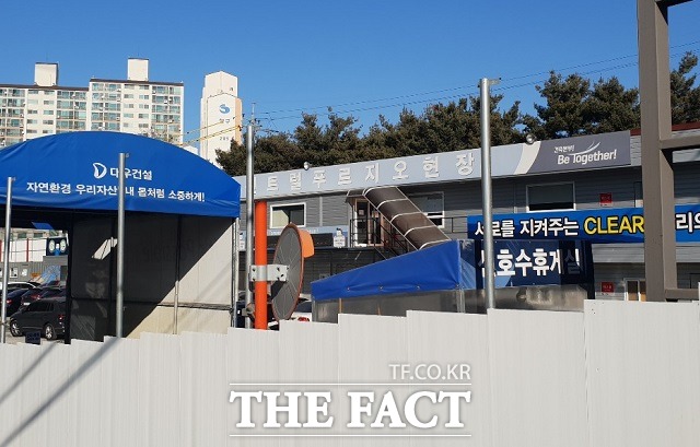 고용노동부가 3개월 만에 3건의 사망사고가 발생한 대우건설의 건설 현장에 대해 전수 감독을 실시한다. 사진은 지난 1월 콘크리트 양생 작업을 벌이던 2명의 근로자가 사망한 사고가 발생한 경기도 시흥시 대야동 대우건설 시흥센트럴푸르지오 공사 현장 사무실. /더팩트DB