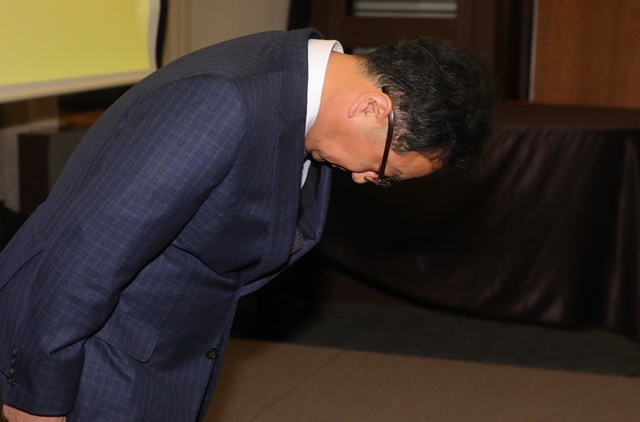 식약처는 오는 15일 세포에 대한 조사에 대한 결과가 나오면 그 이후부터 인보사에 대한 본격적인 조사가 진행될 예정이라고 밝혔다. 사진은 지난 1일 오전 서울 중구 한국프레스센터에서 코오롱생명과학 골관절염 치료제 판매중단 관련 기자간담회에 참석한 이우석 대표이사가 고개 숙여 사과하고 있는 모습./뉴시스