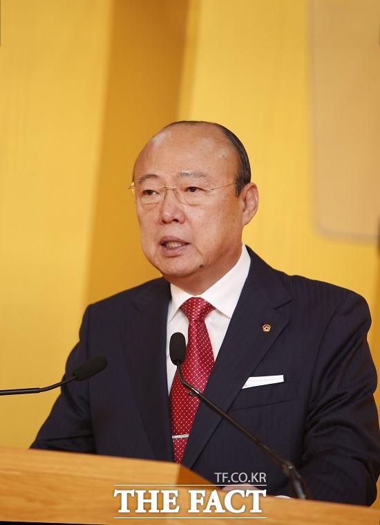 한화그룹이 10일 강원 산불 피해지역 복구를 위해 성금 5억 원을 기탁하고 600명 규모의 임직원 자원봉사단을 모집해 파견한다고 밝혔다. 김승연 한화그룹 회장 /한화그룹 제공