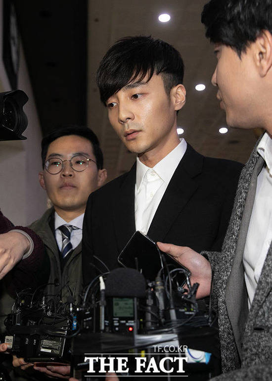 로이킴은 10일 경찰에 출석했지만 여러 논란에 관해 묻는 취재진에 말에는 대답하지 않았다. /남용희 기자