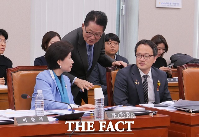 회의 도중 대화를 나누는 박지원 민주평화당 의원과 더불어민주당 의원들. /이원석 기자