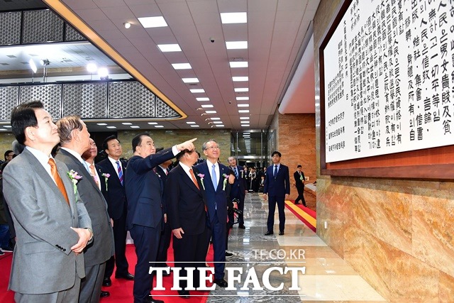 10일 오전 국회 본청에서 열린 대한민국 임시의정원 개원 100주년 기념식에서 문희상 국회의장, 김형오 전 국회의장 등 내외빈들이 임시의정원 기념물을 둘러보고 있다. /국회=남윤호 기자