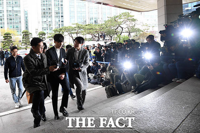 음란물 유포 혐의를 받고 있는 가수 로이킴이 10일 오후 서울 종로구 서울지방경찰청 광역수사대에 출석하고 있다. /남용희 기자