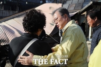  文대통령 내외, '강원도 산불 피해 구호' 성금 전달