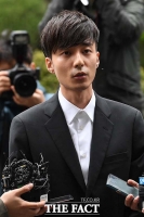  [TF댓글뉴스] '음란물 유포' 로이킴, 경찰 출석...'친구따라 감방 가네'