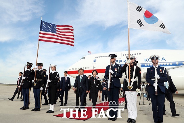 12일 새벽(한국시간) 미국 백악관에서 한미 정상회담이 열릴 예정인 가운데 양 정상이 북한 비핵화와 북미 대화 재개 등 여러 현안에 대해 심도 있게 논의할 것으로 보인다. 10일 오후(현지시간) 미국 워싱턴 앤드루스 공군공항에 도착한 문 대통령 내외. /청와대 제공