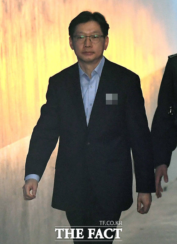 드루킹 일당의 댓글 조작에 공모한 혐의로 1심에서 실형을 받은 김경수 경남도지사가 11일 오후 서울 서초구 고등법원에서 열린 항소심 2차 공판에 출석하고 있다. /이새롬 기자