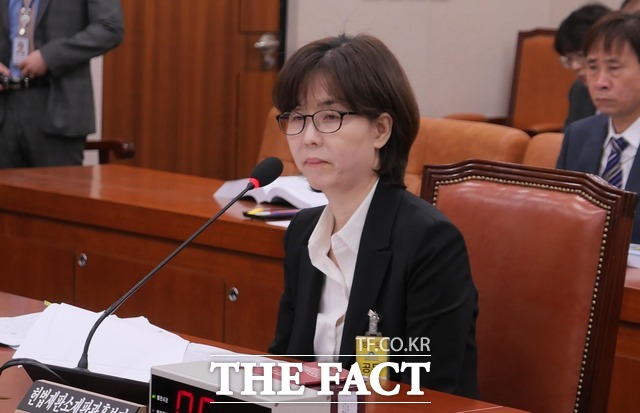 이미선 헌법재판관 후보자는 논란이 된 주식투자와 관련해 전혀 관여하지 않았고 주식 거래와 관련된 모든 의사결정은 전적으로 배우자가 했다라고 밝혀 논란이 일고 있다. 10일 인사청문회 당시 이 후보자. /이원석 기자