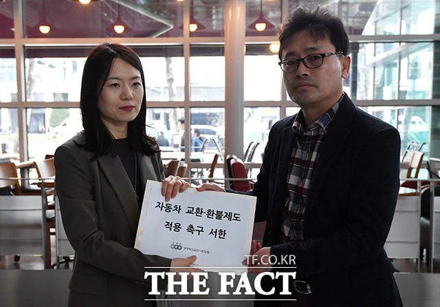 하성용 경실련 자동차 TF위원장이 아우디폭스바겐코리아 본사 로비에서 홍진실 아우디폭스바겐코리아 대외협력팀 상무에게 자동차 교환·환불제도(레몬법) 적용 촉구 서한을 전달하고 있다. /청담=남용희 기자