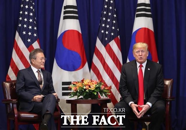 11일 한미정상회담을 앞두고 문재인 대통령의 역할에 대해 외신들은 관심을 갖고 보도했다. 한미정상회담에서 문 대통령 트럼프 미국 대통령 두 정상의 모습. /청와대 제공