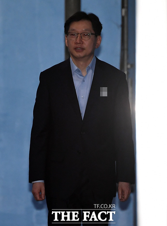 드루킹 일당의 댓글 조작에 공모한 혐의로 1심에서 실형을 받은 김경수 경남도지사가 11일 오후 서울 서초구 고등법원에서 열린 항소심 2차 공판을 마친 뒤 호송차에 오르고 있다. /이새롬 기자