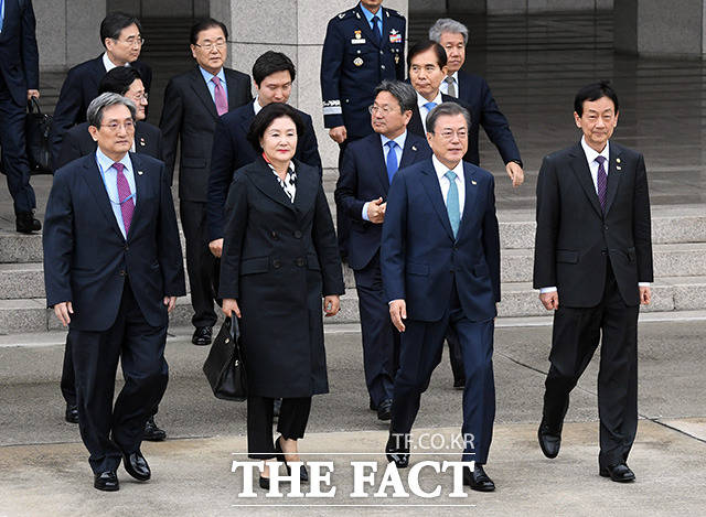문재인 대통령과 김정숙 여사가 한미 정상회담을 위해 10일 오후 경기도 성남 서울공항을 통해 미국 워싱턴으로 출국하고 있다./서울공항=임영무 기자