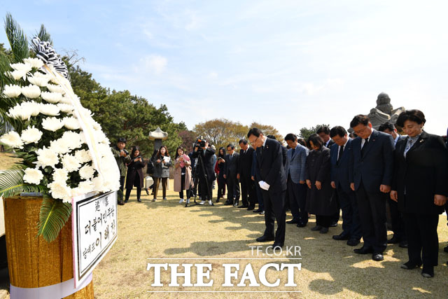 김구 선생 묘역 참배하는 더불어민주당