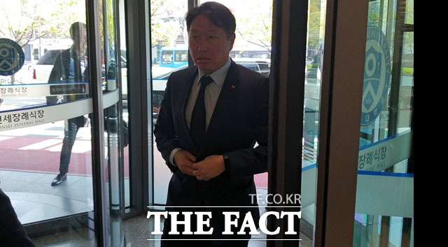 최태원 SK그룹 회장이 12일 오후 1시쯤 서울 서대문구 신촌 세브란스병원 장례식장 특1호실에 마련된 조양호 한진그룹 회장의 빈소로 이동하고 있다. /신촌=이성락 기자