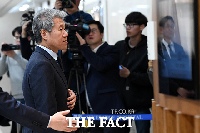 조양호 한진그룹 회장 빈소를 찾은 김수현 청와대 정책실장이 안내를 받고 있다. /남용희 기자