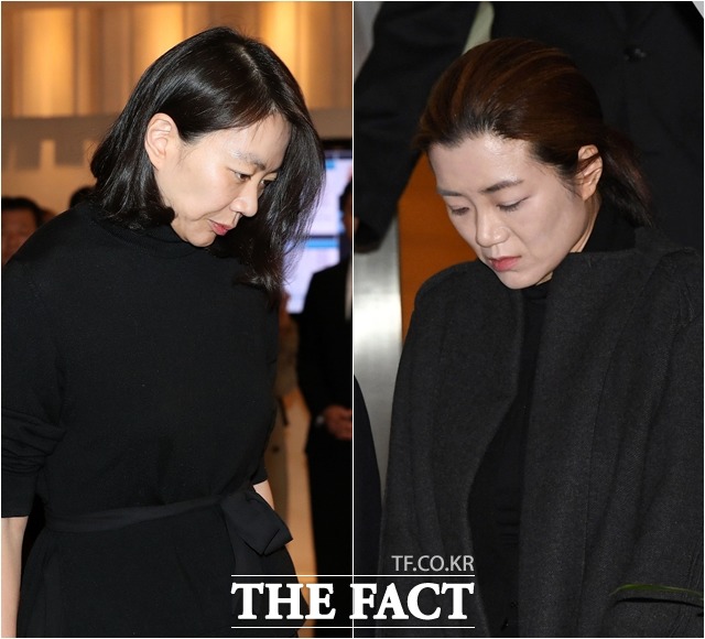 조현아 전 대한항공 부사장(왼쪽)과 조현민 전 대한항공 전무가 조양호 한진그룹 회장의 빈소로 들어가고 있다. /남용희 기자